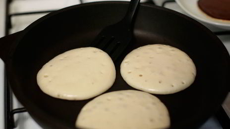 блинчики с рыбой и сырным соусом