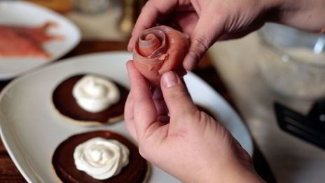 блинчики с рыбой и сырным соусом