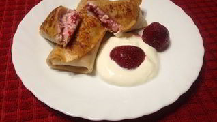 Блинчики с творогом и замороженной клубникой