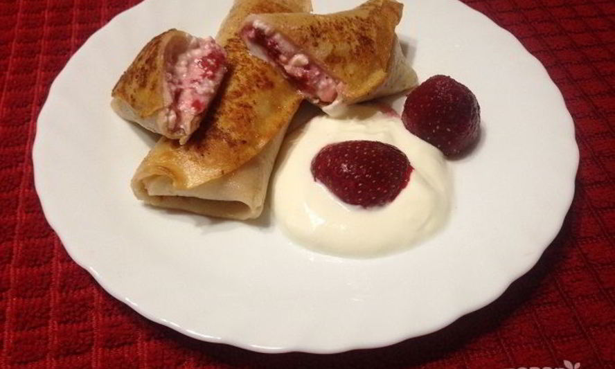 Рецепт блинчиков с творогом и замороженной клубникой