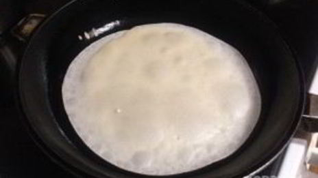 блинчики с творогом и замороженной клубникой