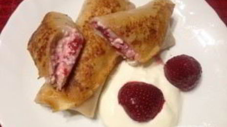 блинчики с творогом и замороженной клубникой