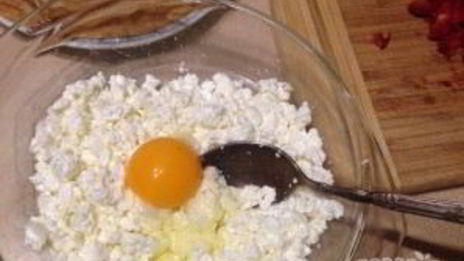 блинчики с творогом и замороженной клубникой