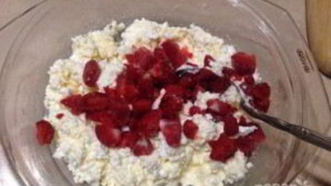 блинчики с творогом и замороженной клубникой