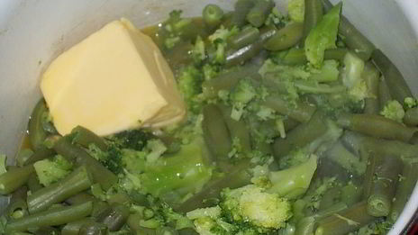 блинчики с зеленым паштетом из брокколи, зеленой фасоли и шампиньонов