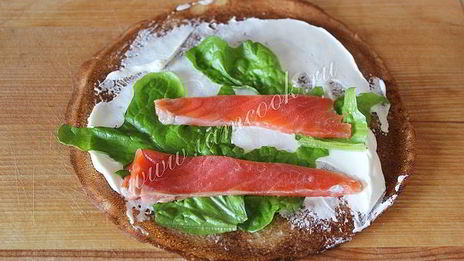 блины с лососем и творожным сыром