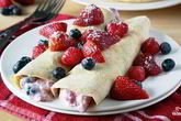 Блины с начинкой из йогурта и ягод