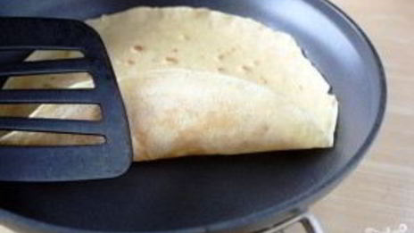 блины с начинкой из йогурта и ягод