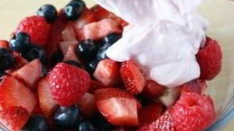 блины с начинкой из йогурта и ягод