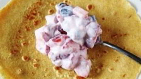 блины с начинкой из йогурта и ягод