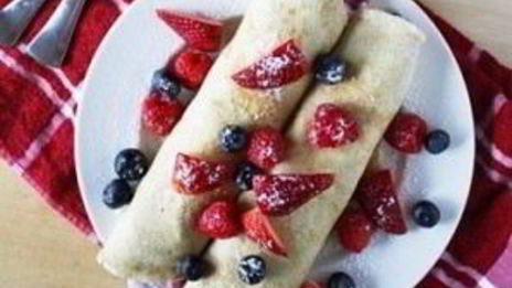 блины с начинкой из йогурта и ягод