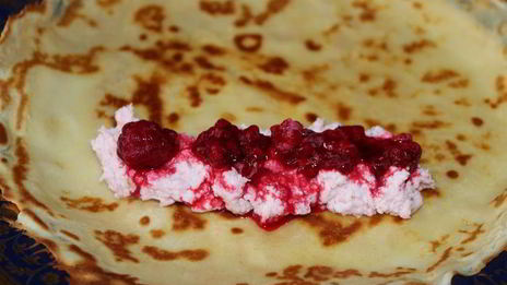 блины с творогом и ягодами