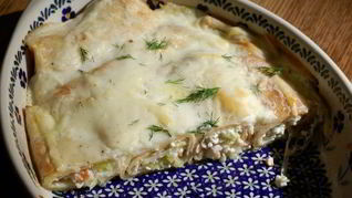 Блины с творогом, пореем и семгой под соусом бешамель