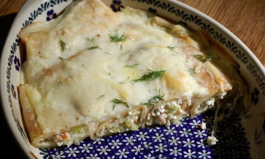 Рецепт блинов с творогом, пореем и семгой под соусом бешамель
