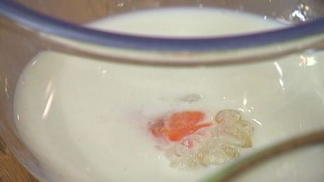 блины с творогом, пореем и семгой под соусом бешамель