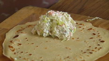 блины с творогом, пореем и семгой под соусом бешамель