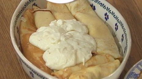 блины с творогом, пореем и семгой под соусом бешамель