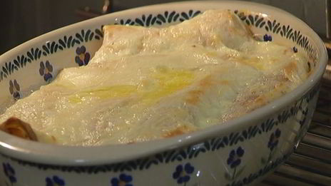 блины с творогом, пореем и семгой под соусом бешамель