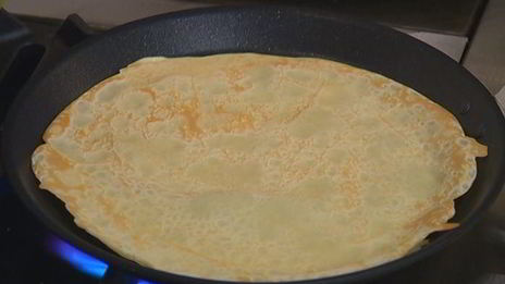 блины с творогом, пореем и семгой под соусом бешамель