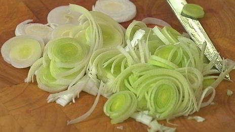 блины с творогом, пореем и семгой под соусом бешамель