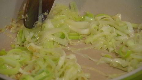 блины с творогом, пореем и семгой под соусом бешамель