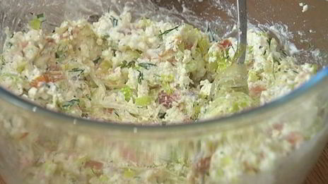 блины с творогом, пореем и семгой под соусом бешамель