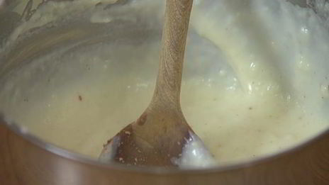 блины с творогом, пореем и семгой под соусом бешамель