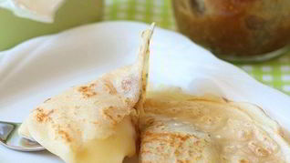 Французские блинчики с камамбером и инжирной горчицей