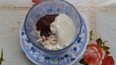 йогуртовые блины с творожно-шоколадным соусом