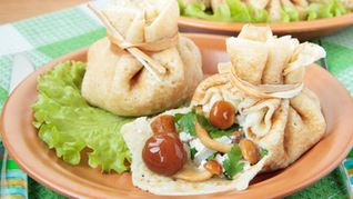 Мешочки из блинов, фаршированные грибами и куриным фаршем