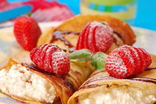 Нежные блинчики с творогом и клубникой