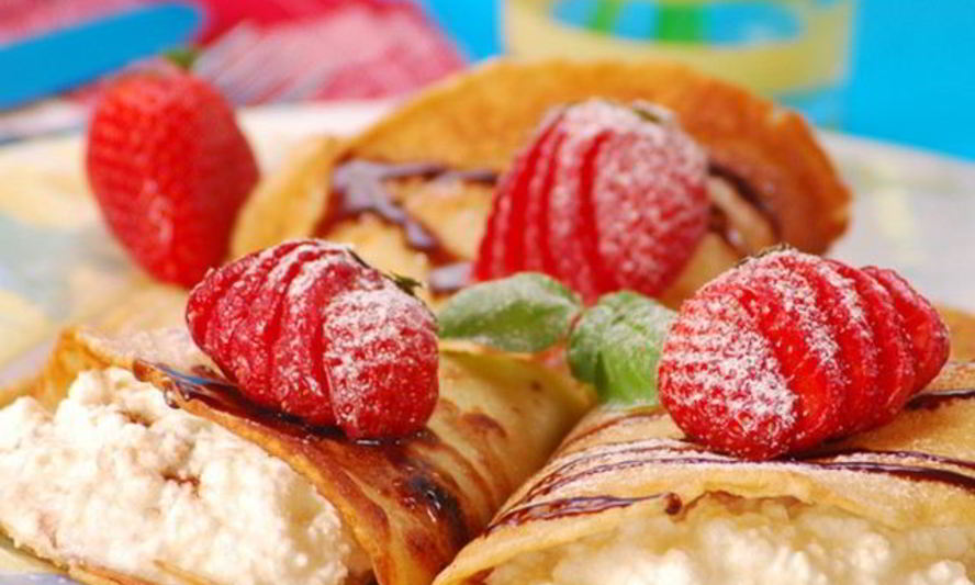 Рецепт нежных блинчиков с творогом и клубникой