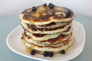 Панкейки с черной смородиной