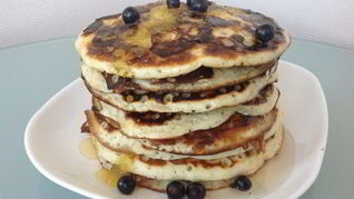 Панкейки с черной смородиной