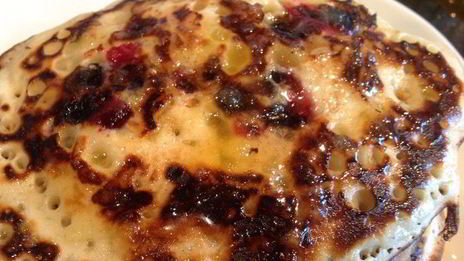 панкейки с черной смородиной