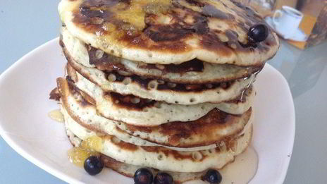 панкейки с черной смородиной