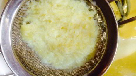 панкейки с имбирным ароматом и с соусом из красной смородины