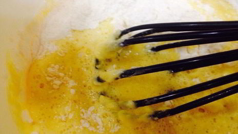 панкейки с имбирным ароматом и с соусом из красной смородины