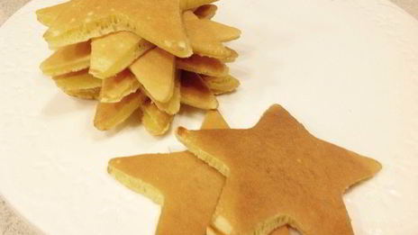 панкейки с имбирным ароматом и с соусом из красной смородины