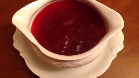 панкейки с имбирным ароматом и с соусом из красной смородины