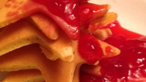 панкейки с имбирным ароматом и с соусом из красной смородины