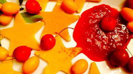 панкейки с имбирным ароматом и с соусом из красной смородины