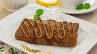 Шоколадные блинчики с бананами и орехами