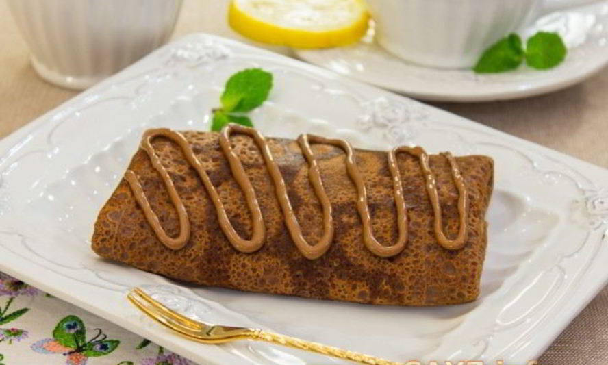 Рецепт шоколадных блинчиков с бананами и орехами