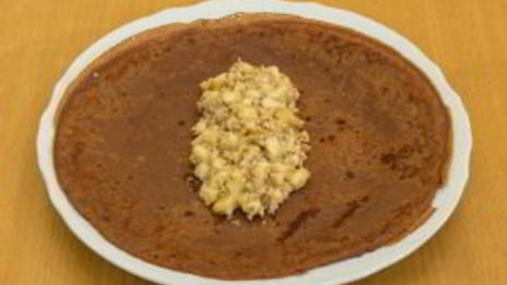 шоколадные блинчики с бананами и орехами