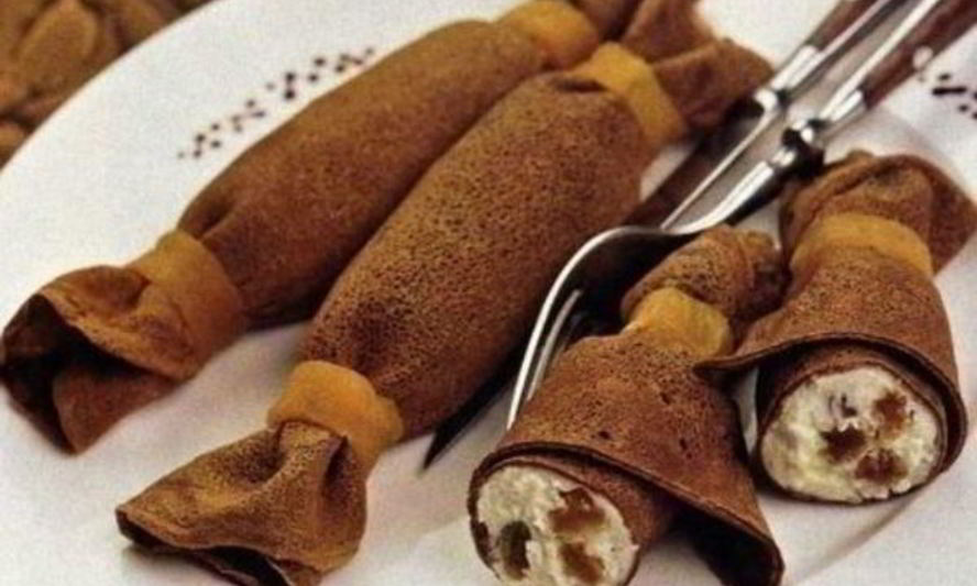 Рецепт шоколадных блинчиков с творогом к завтраку