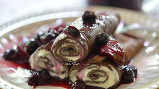 Шоколадные блинчики с ягодным соусом