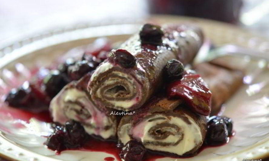 Рецепт шоколадных блинчиков с ягодным соусом