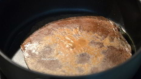 шоколадные блинчики с ягодным соусом