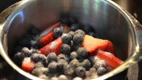 шоколадные блинчики с ягодным соусом